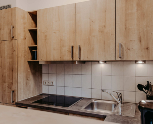 moderne-kueche-mit-holzfronten-spuele