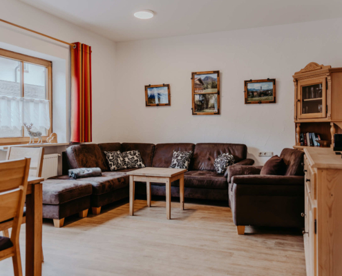 wohnzimmer-mit-sofa-tisch-einer-unterkunft