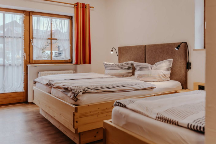 zimmer-mit-betten-einer-unterkunft-winter Ferienwohnung Bad Hindelang